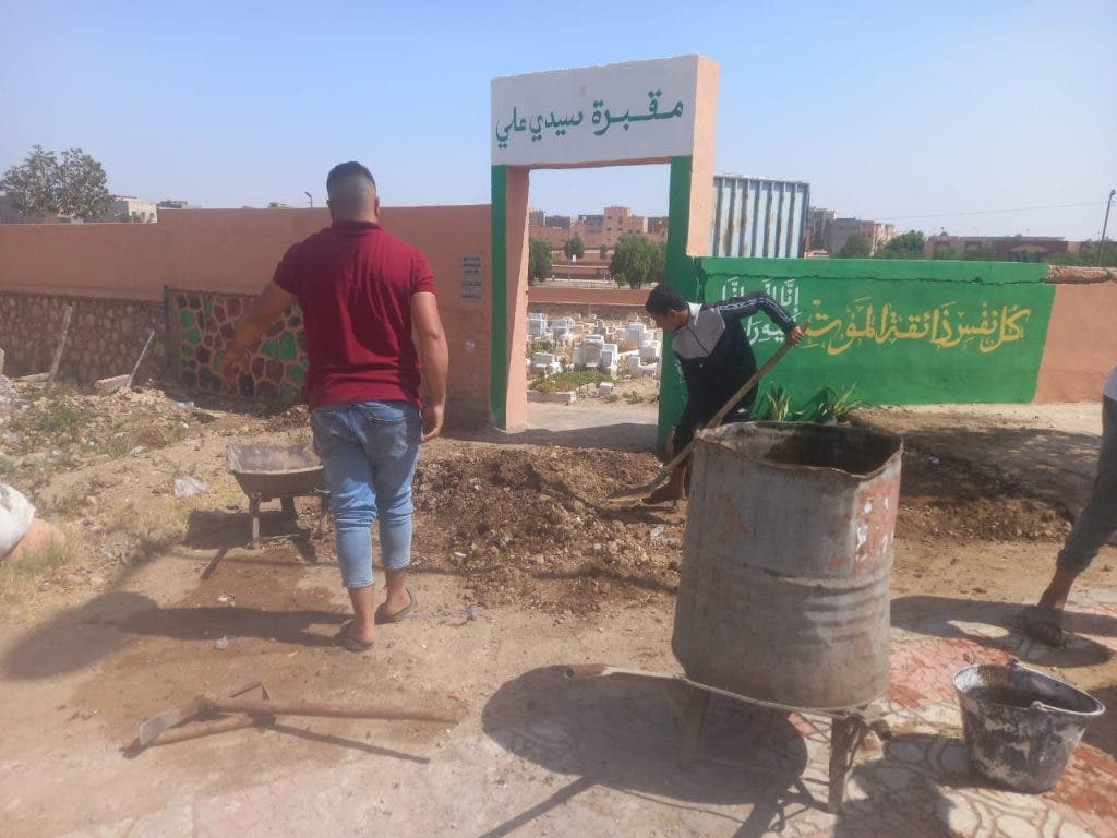 بن جرير.. متطوعون ينظفون مقبرة ويسهرون على تجميلها في غياب دور المسؤولين