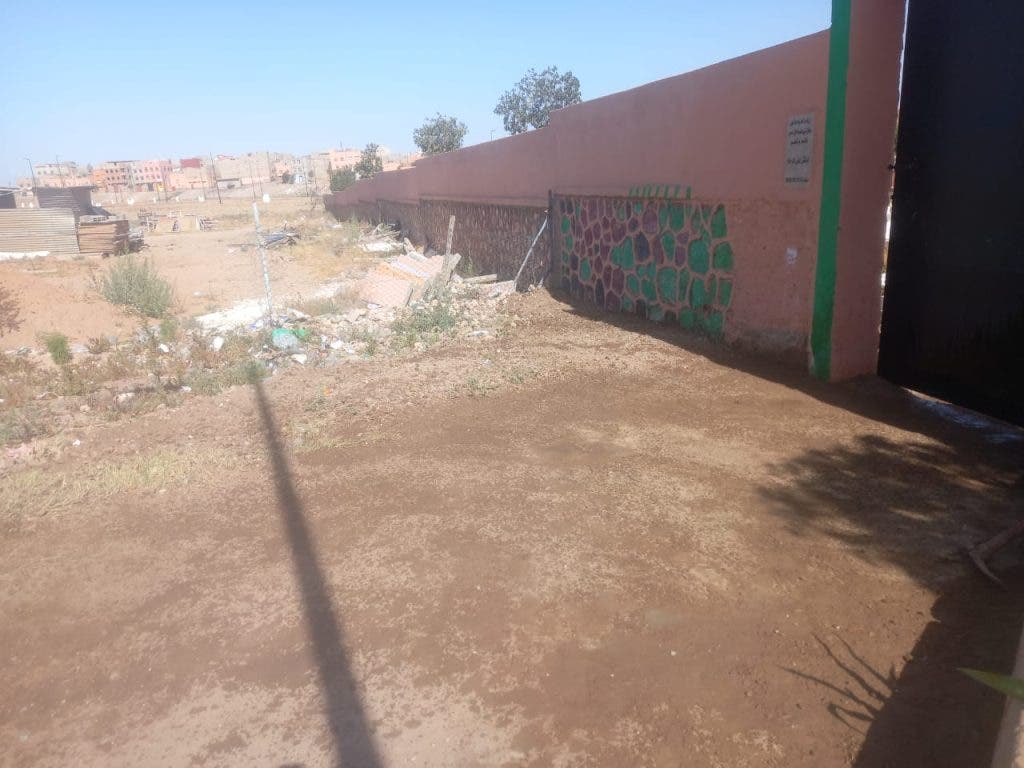بن جرير.. متطوعون ينظفون مقبرة ويسهرون على تجميلها في غياب دور المسؤولين