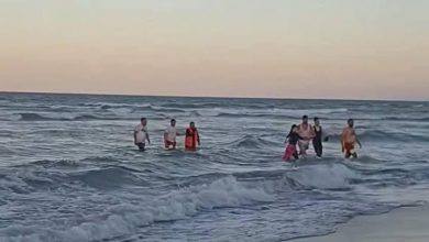 عون سلطة ينقذ سيدتين من الغرق في شاطئ مرتيل