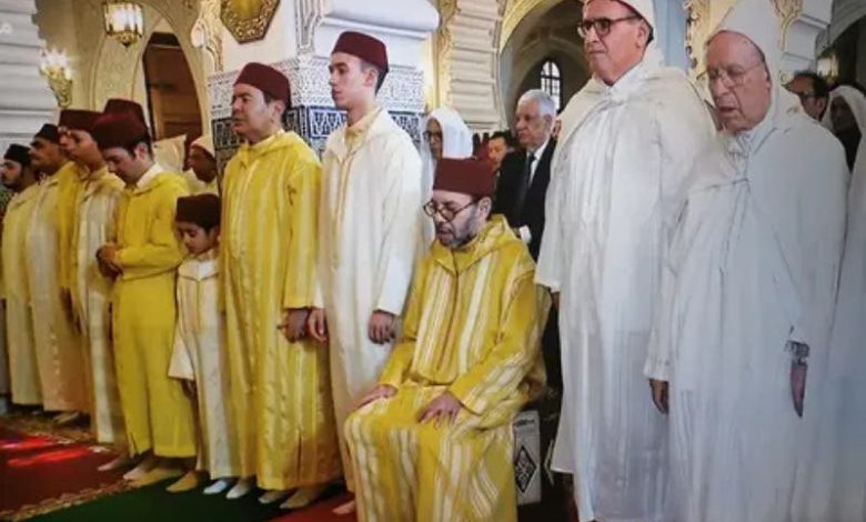 الملك يؤدي صلاة عيد الأضحى بمسجد الحسن الثاني بتطوان