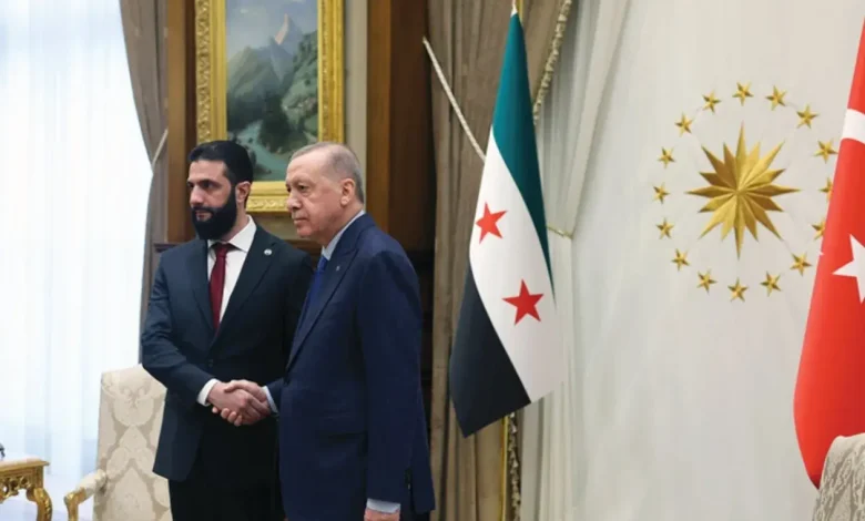 المبعوث الأميركي ينتقد إسرائيل ويدافع عن الحكومة السورية الناشئة