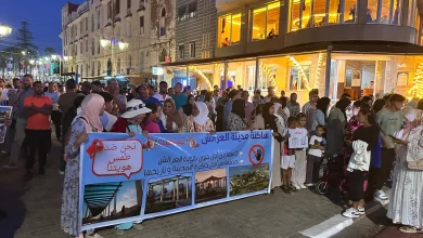 سكان العرائش يحتجون دفاعًا عن الشرفة الأطلسية: “لا لطمس الهوية وتشويه الذاكرة”