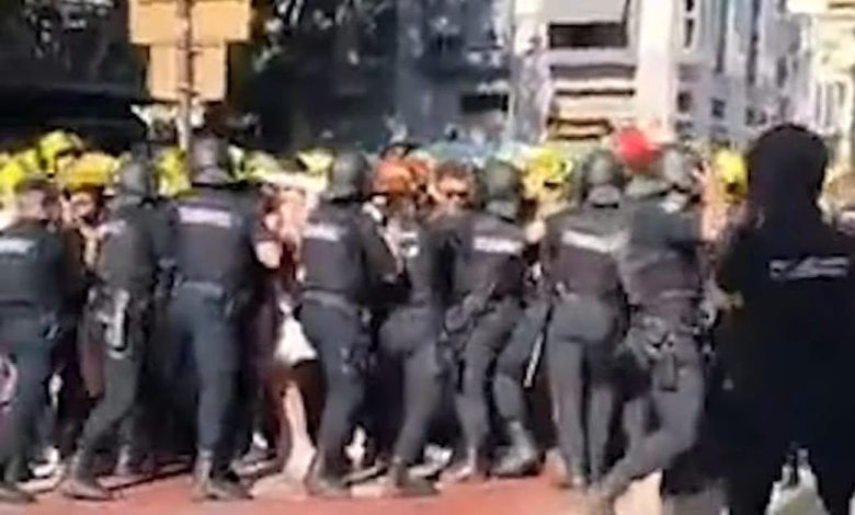 فالنسيا.. الشرطة تواجه رجال الإطفاء في احتجاج غير مسبوق.. من يدفع ثمن قرارات السياسيين؟