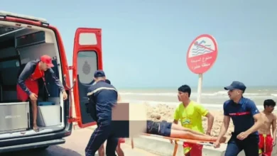 قصة مأساوية.. شاب يصاب بالشلل بعد قفزة خطيرة في شاطئ أركمان بالناظور
