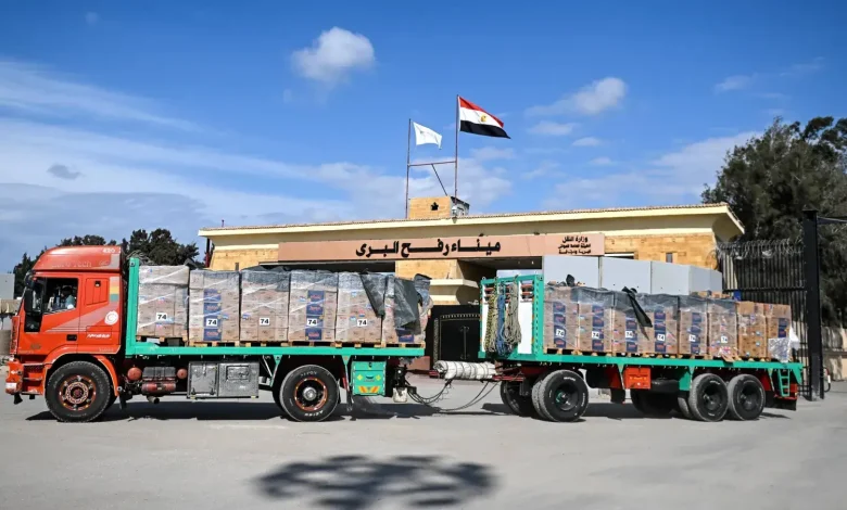 مصر تبدأ إدخال المساعدات إلى غزة وإسرائيل تعلّق عملياتها موقتاً لتسهيل الإغاثة