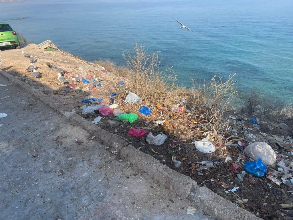 أدراج صيباديا نواحي الحسيمة بين جمالية المشهد وفوضى النفايات.. مطالب عاجلة بحلول دائمة