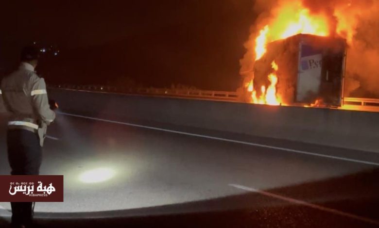 احتراق شاحنة في الطريق السيار على بعد كيلومترات من ميناء طنجة المتوسط