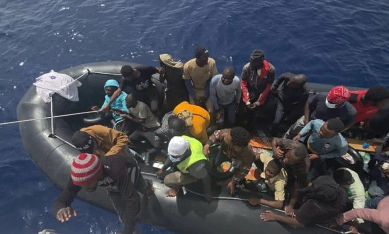 خفر السواحل الليبي ينقذ 58 مهاجراً عالقين قبالة زوارة