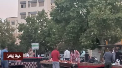 صفرو.. الباعة المتجولون يعرضون سلعهم وسط الشارع العام بين مقاطعة بنصفار والمدينة القديمة