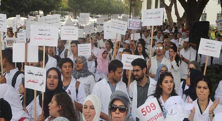 طبيب جزائري يفضح نظام العسكر: "أحلم بامتلاك سيارة.. والجزائر ولات سجن كبير"