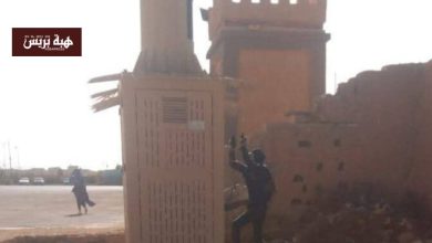 طانطان.. شاب يحتج بتسلق لاقط هوائي بسبب تجاهل ملفه الإداري